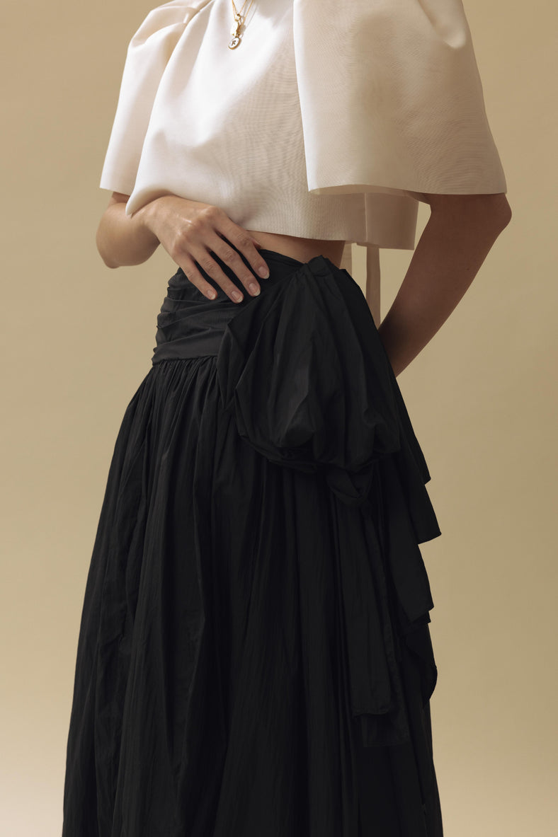 Vania Romoff Camisa Top Cream made with spun organza and has Butterfly sleeves and a self-tie back ribbon 