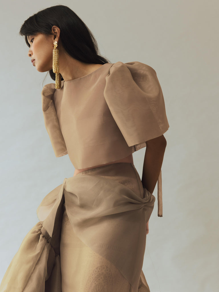 Vania Romoff Camisa Top Nude made with silk organza and has Butterfly sleeves and a self-tie back ribbon 