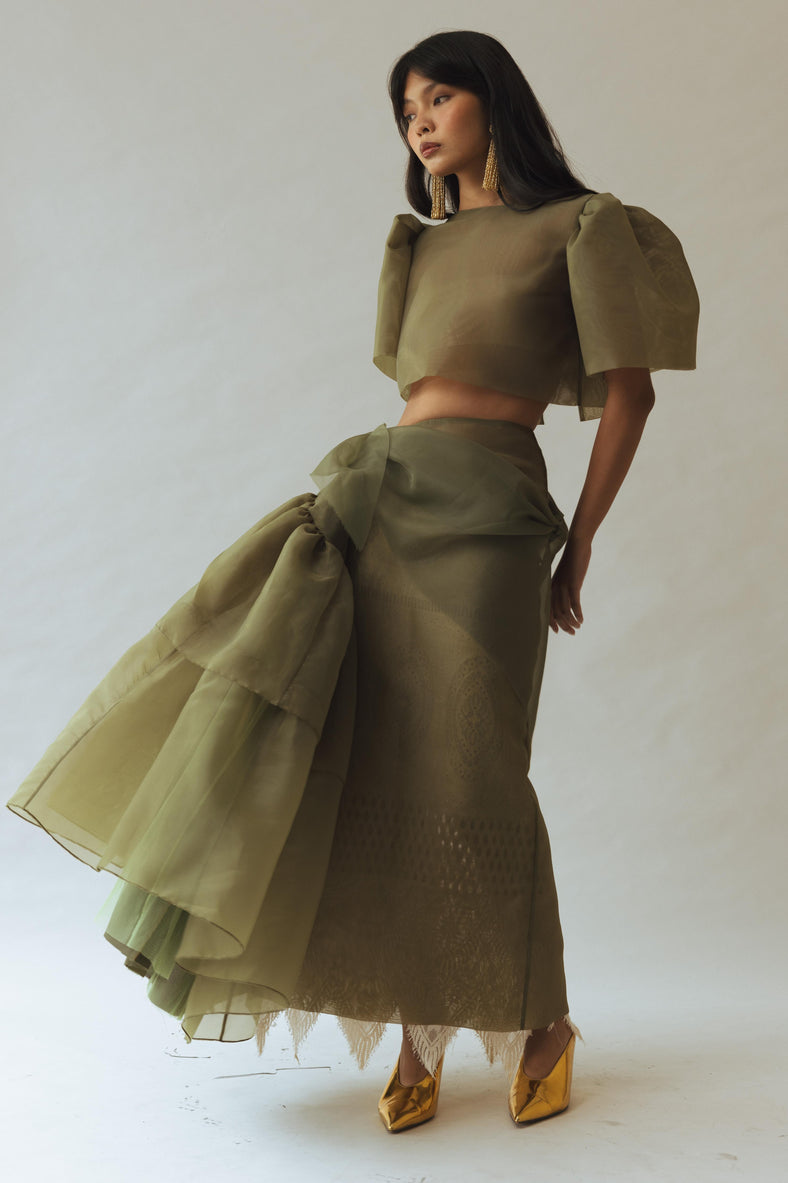 Vania Romoff Camisa Top Olive made with silk organza and has Butterfly sleeves and a self-tie back ribbon 