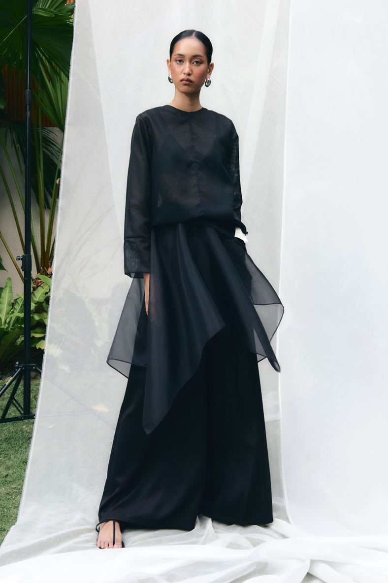 Vania Romoff The Mila Top in black is a classic top with a round neckline and made of lightweight organza