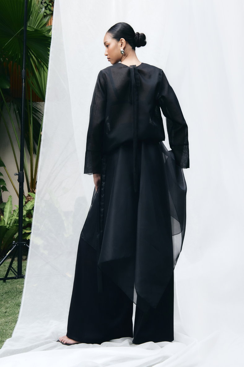 Vania Romoff The Mila Top in black is a classic top with a round neckline and made of lightweight organza