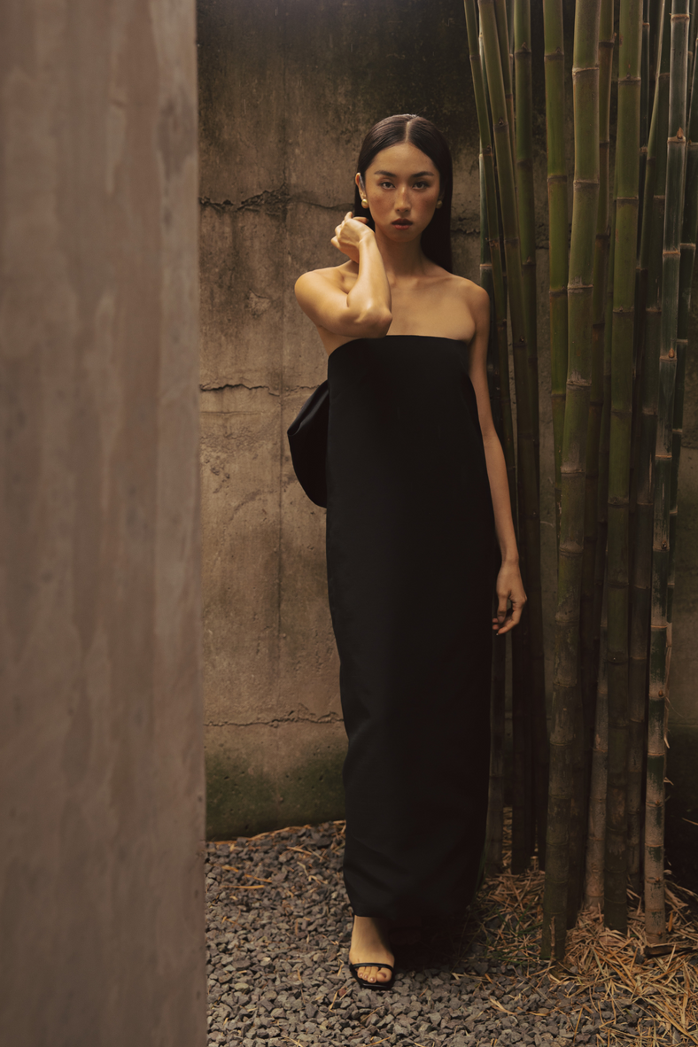 Vania Romoff Elis Dress in black is a strapless column dress crafted in Spun Organza