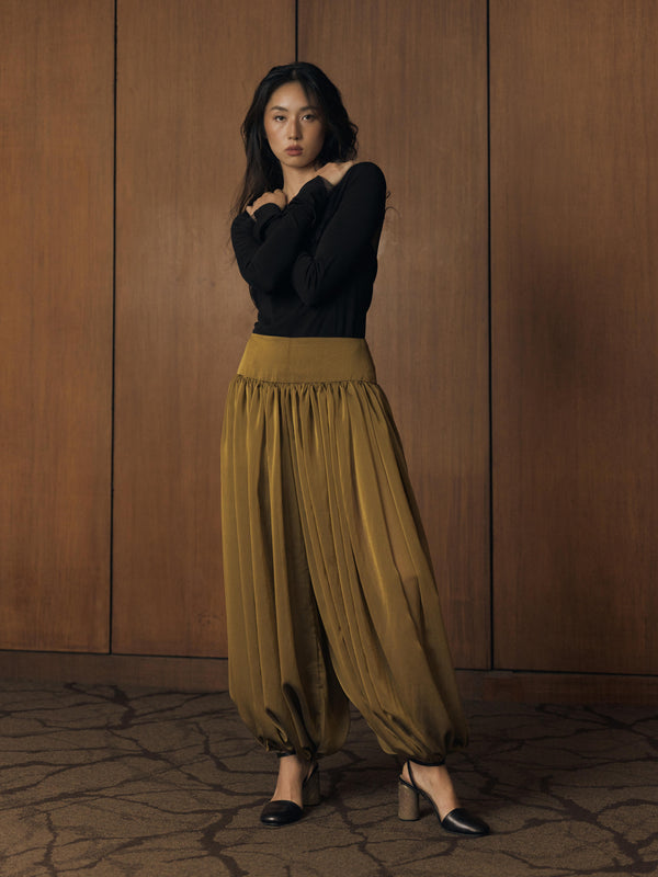 Vania Romoff The Sybil Pants in Amber Green feature a voluminous silhouette in lightweight khaki chiffon